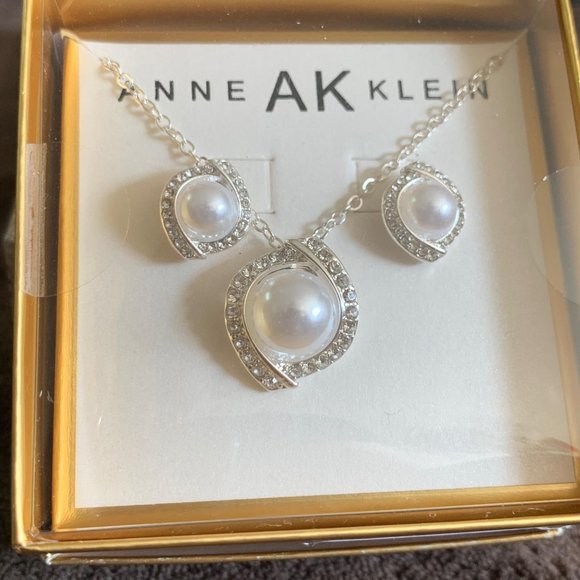 🥰 Anne Klein Necklace and Earrings Set - Picture 2 of 3